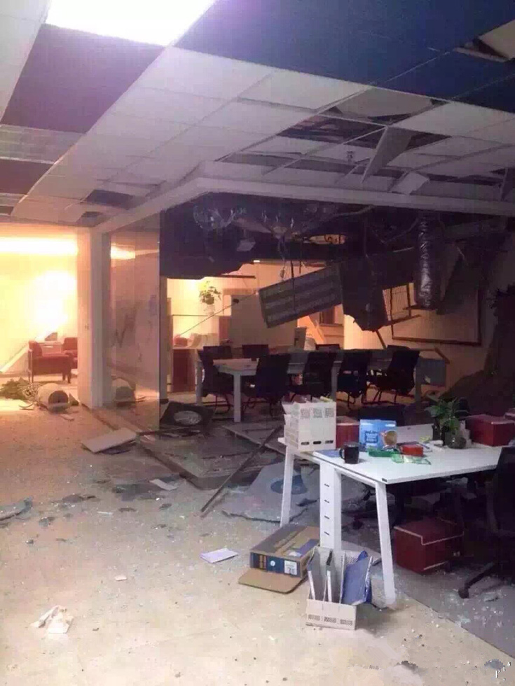 爆炸后室內(nèi)一片狼藉 爆炸后室內(nèi)一片狼藉