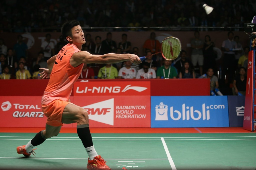 諶龍奮力救球 諶龍奮力救球