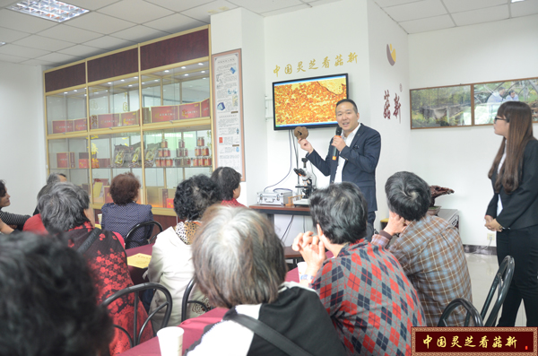 主持人為翔華社區人員及領導展現電子顯微鏡下的破壁靈芝孢子粉