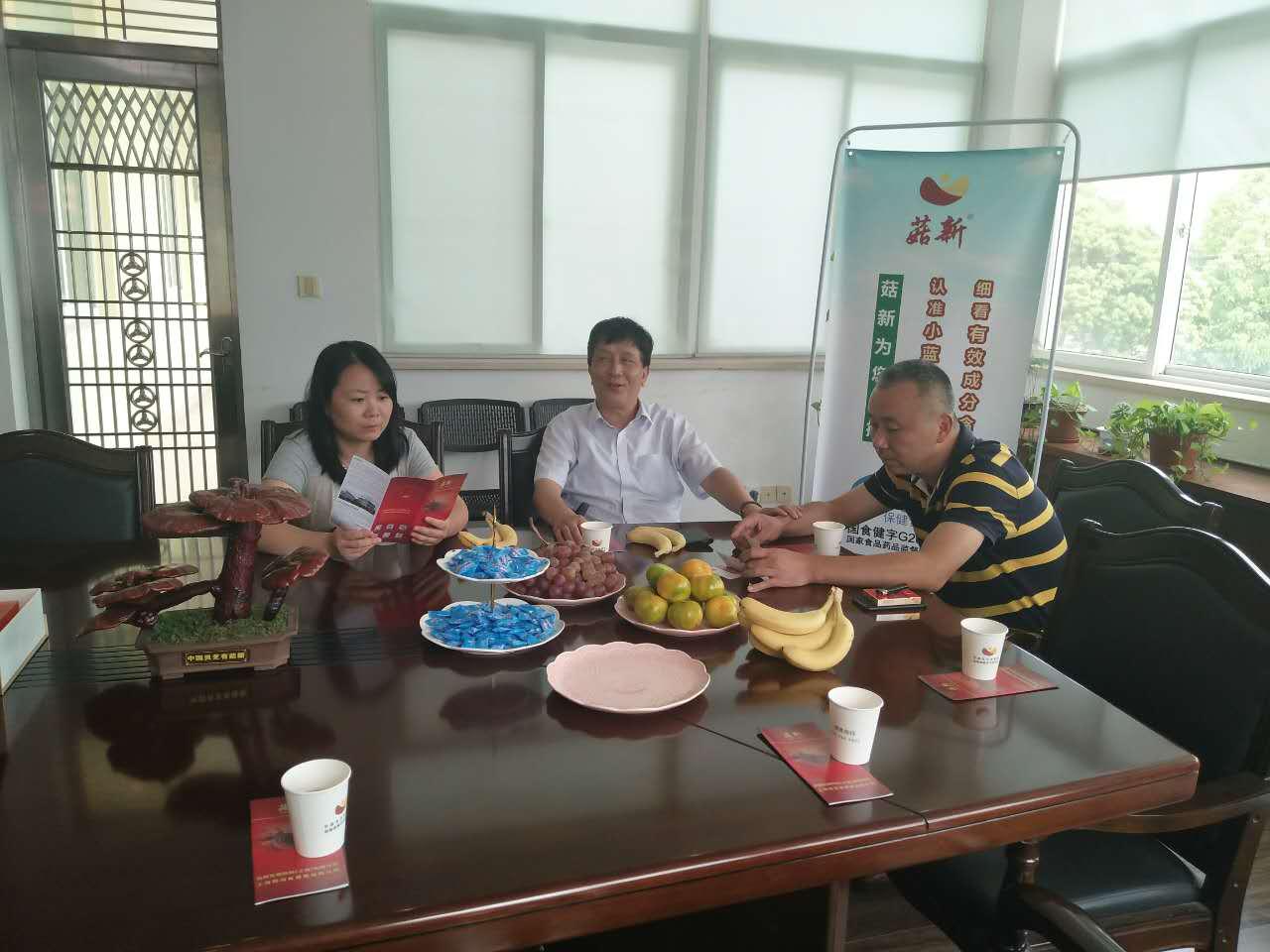 左一觀察報運營總監李總 正中王強老師 右一菇新生物董事長 左一觀察報運營總監李總 正中王強老師 右一菇新生物董事長