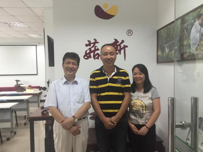 王強老師、菇新創始人顧越峰、李總合影 王強老師、菇新創始人顧越峰、李總合影