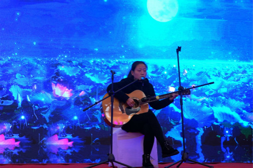 菇新大漢靈芝企業員工表演《荷塘月色》