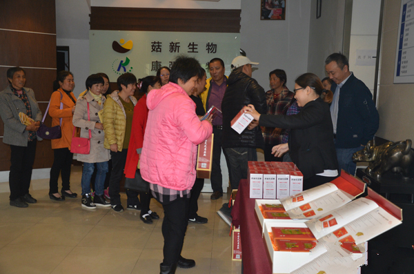 大漢助力健康 為參觀人員贈送菇新破壁靈芝孢子粉禮盒一套