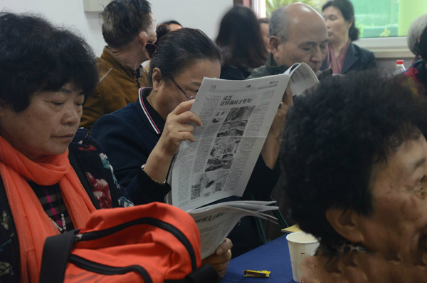 理事會(huì)成員在休息期間 閱讀 大漢《健康時(shí)報(bào)》 理事會(huì)成員在休息期間 閱讀 大漢《健康時(shí)報(bào)》