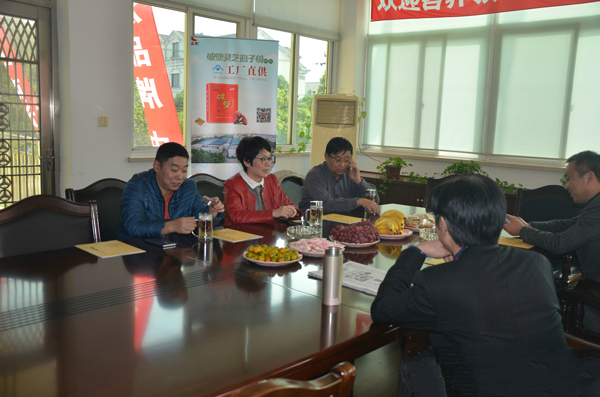 腫瘤俱樂部會長袁正平(右一)一行人 腫瘤俱樂部會長袁正平(右一)一行人